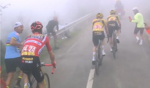 El feo gesto de Roglic y Vingegaard con Kuss en la etapa 17 de la Vuelta