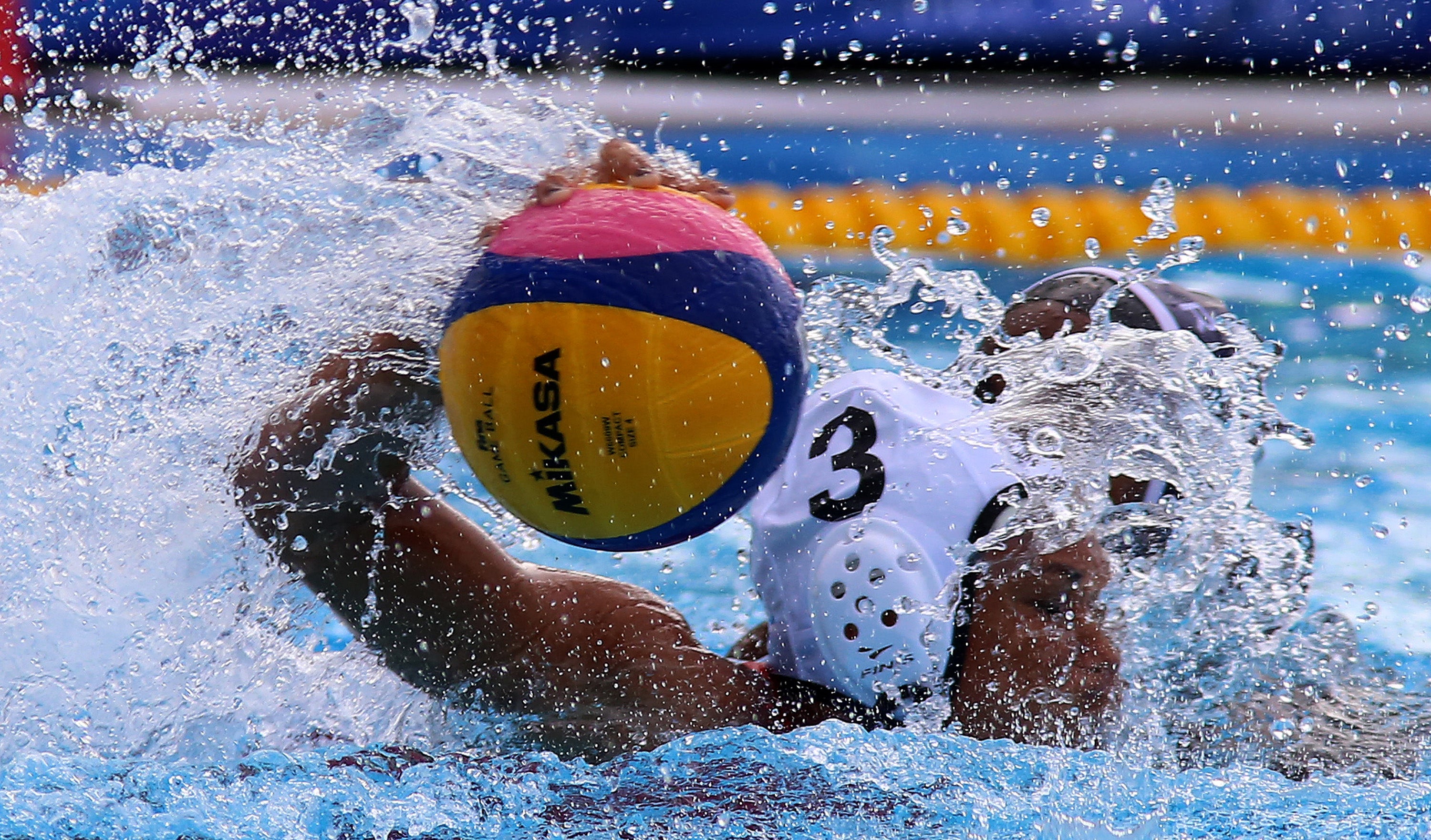 La delegación de Cuba enfrentando a Puerto Rico en Waterpolo
