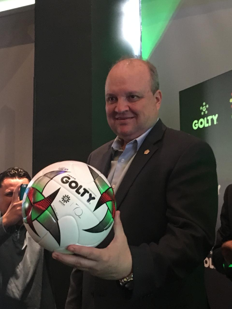 Jorge Enrique Vélez, presidente de la Dimayor, con el nuevo balón Golty para la Liga Águila 2019