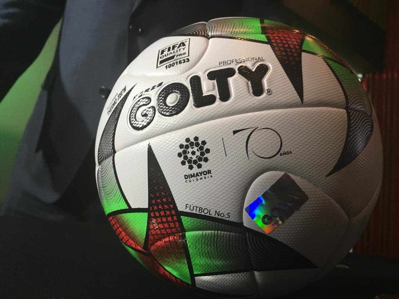 Uno de los balones oficiales del fútbol colombiano