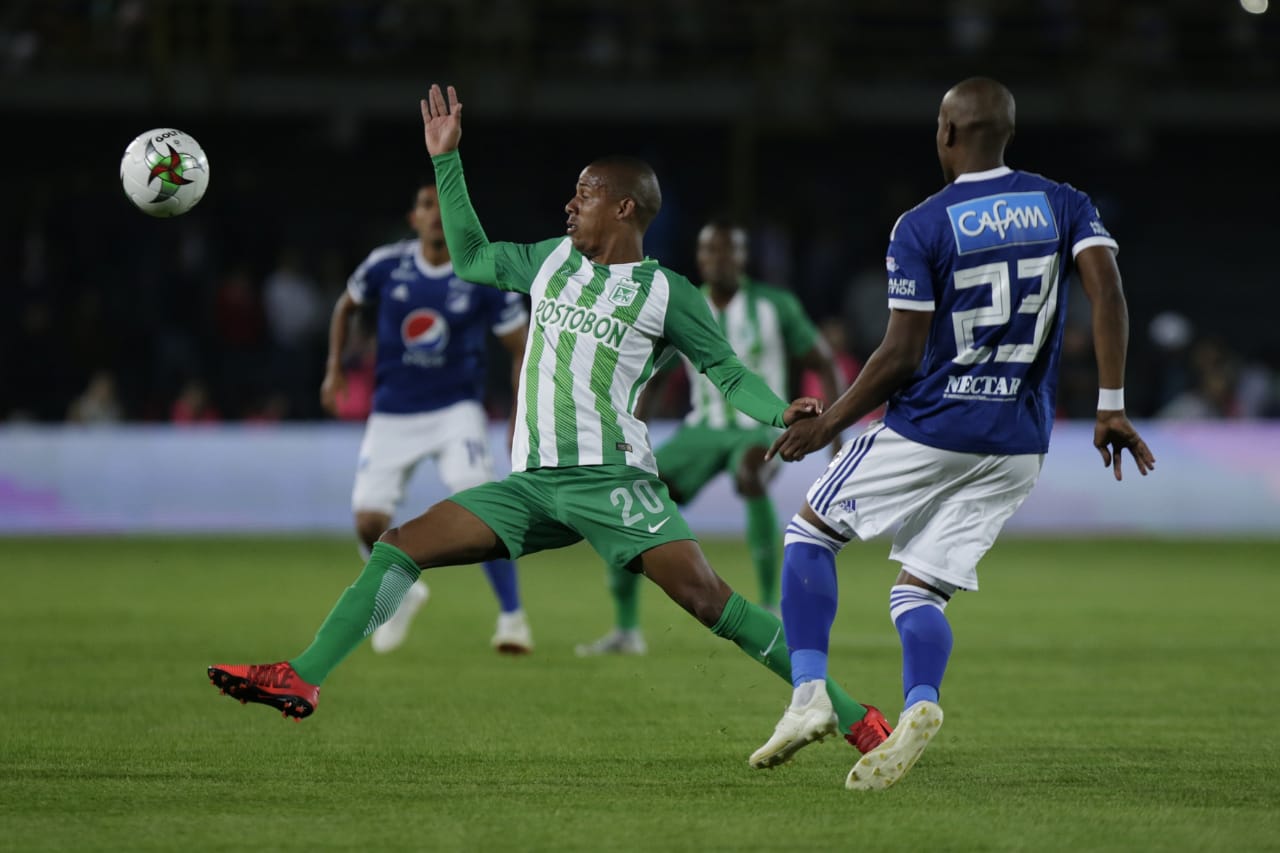 Jugadores de Millonarios y Nacional disputando un balón