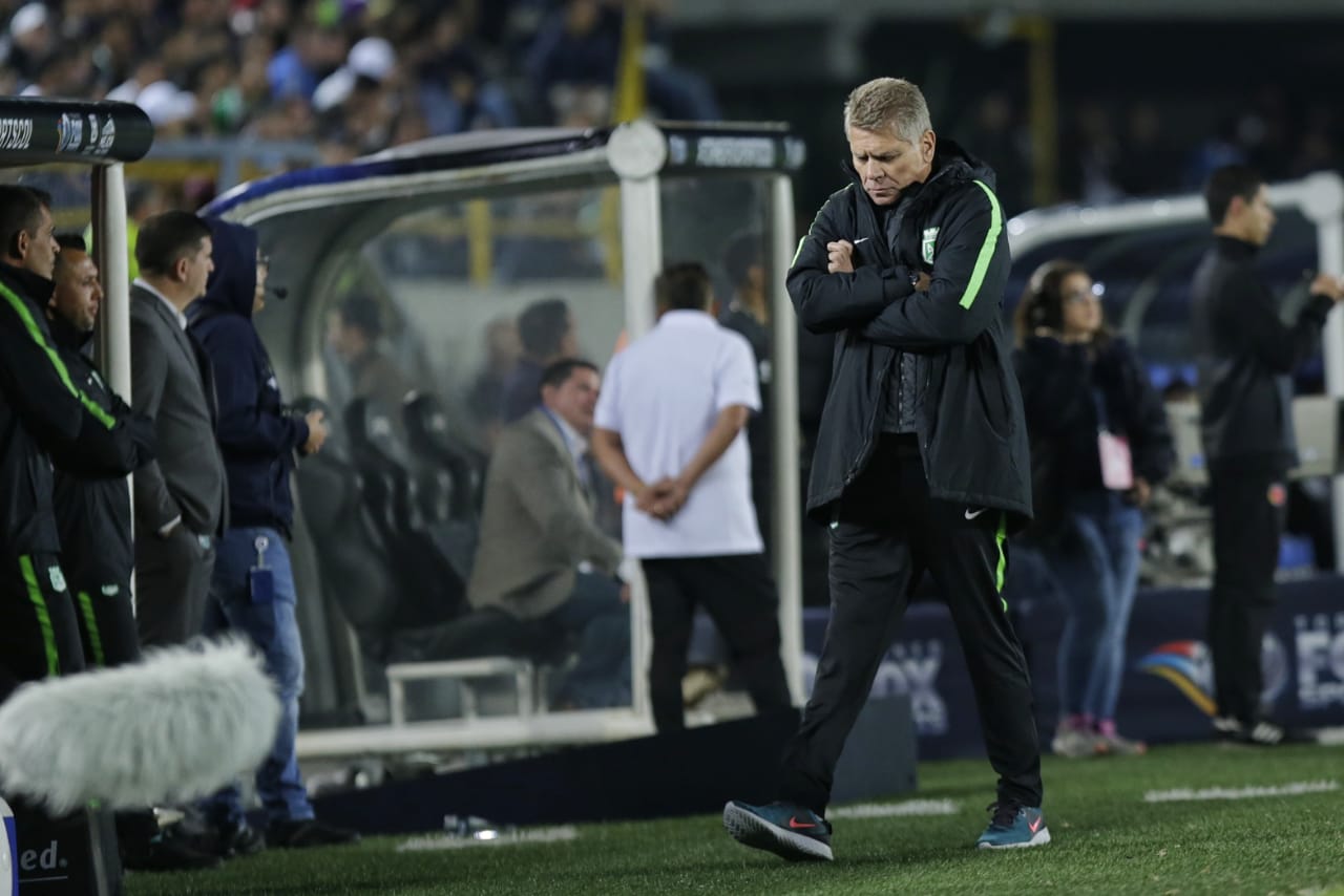 Paulo Autuori, nuevo entrenador de Atlético Nacional analizando el juego ante Millonarios