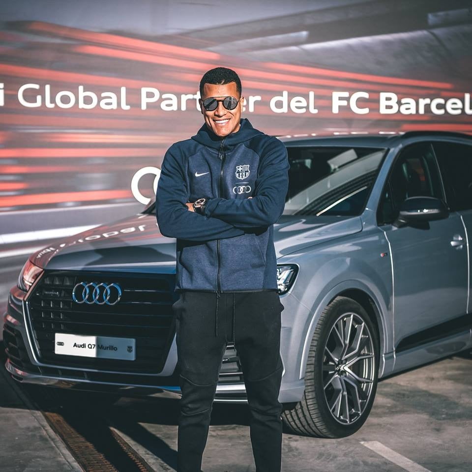 Jeison Murillo, junto a su nuevo vehículo de lujo