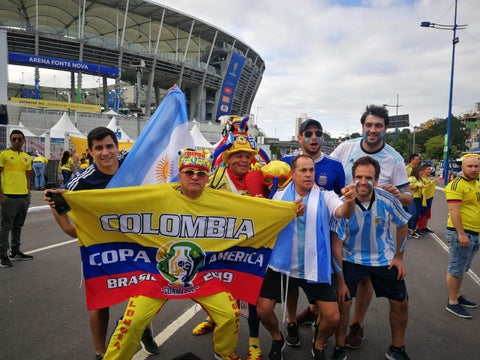 Hinchas de Colombia y Argentina antes del partido