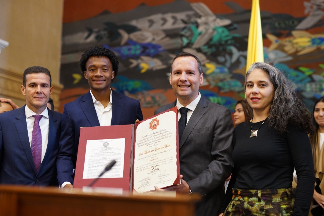 Juan Guillermo Cuadrado recibe condecoración de la Cámara de Representantes.