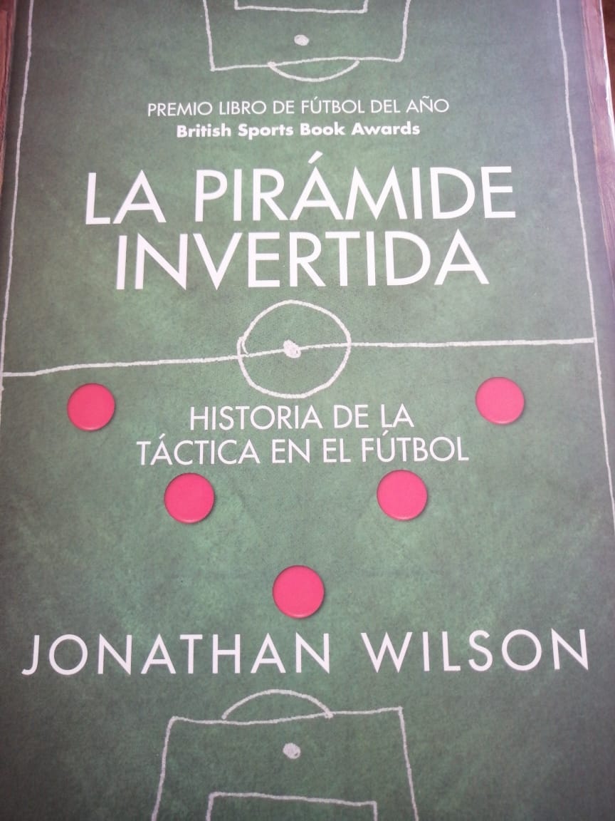 'La pirámide invertida', historia de la táctica en el fútbol. Escrito por el periodista inglés Jonathan Wilson