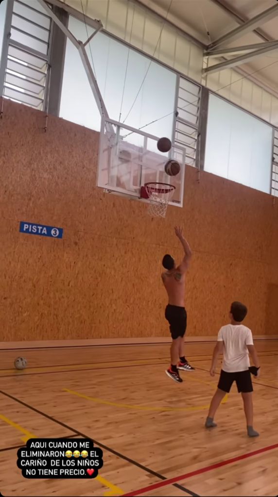 James Rodríguez jugando baloncesto con niños