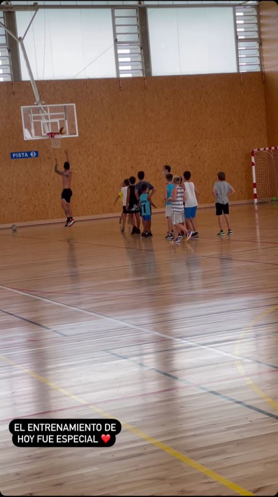 James Rodríguez jugando baloncesto con niños