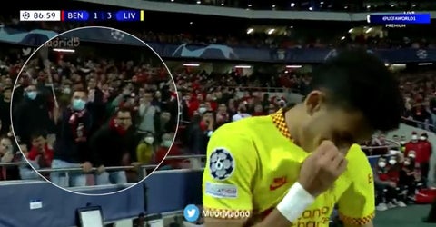 Hinchas de Benfica le lanzaron objetos a Luis Diaz