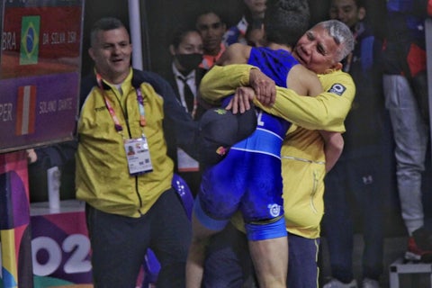 Colombianos celebran medalla en los Juegos Sudamericanos.