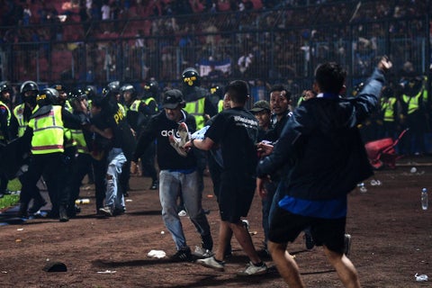 Batalla campal en el fútbol de Indonesia