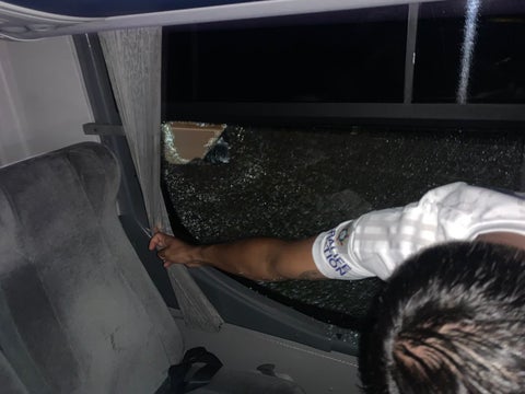 Hinchas de Tolima agredieron con piedras el bus de Millonarios