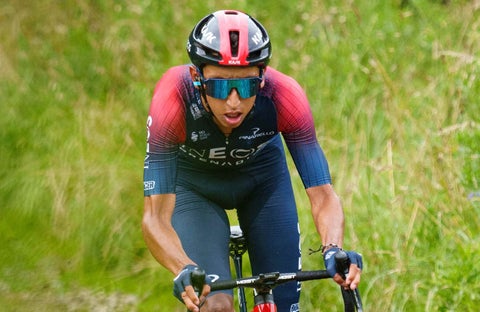 Egan Bernal en una carrera con el Ineos