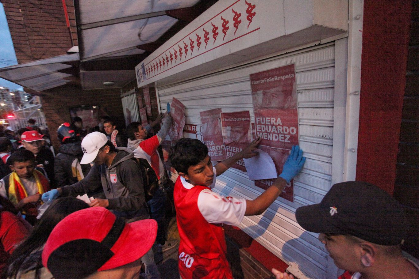 Protesta hinchas de Independiente Santa Fe en sede administrativa