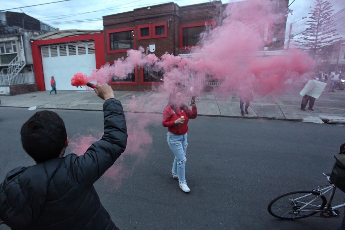 Protesta hinchas de Independiente Santa Fe en sede administrativa