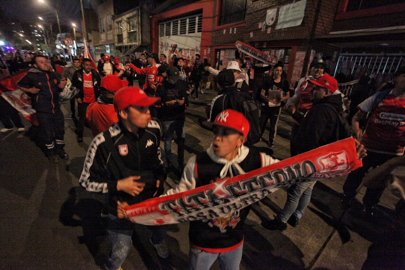 Protesta hinchas de Independiente Santa Fe en sede administrativa