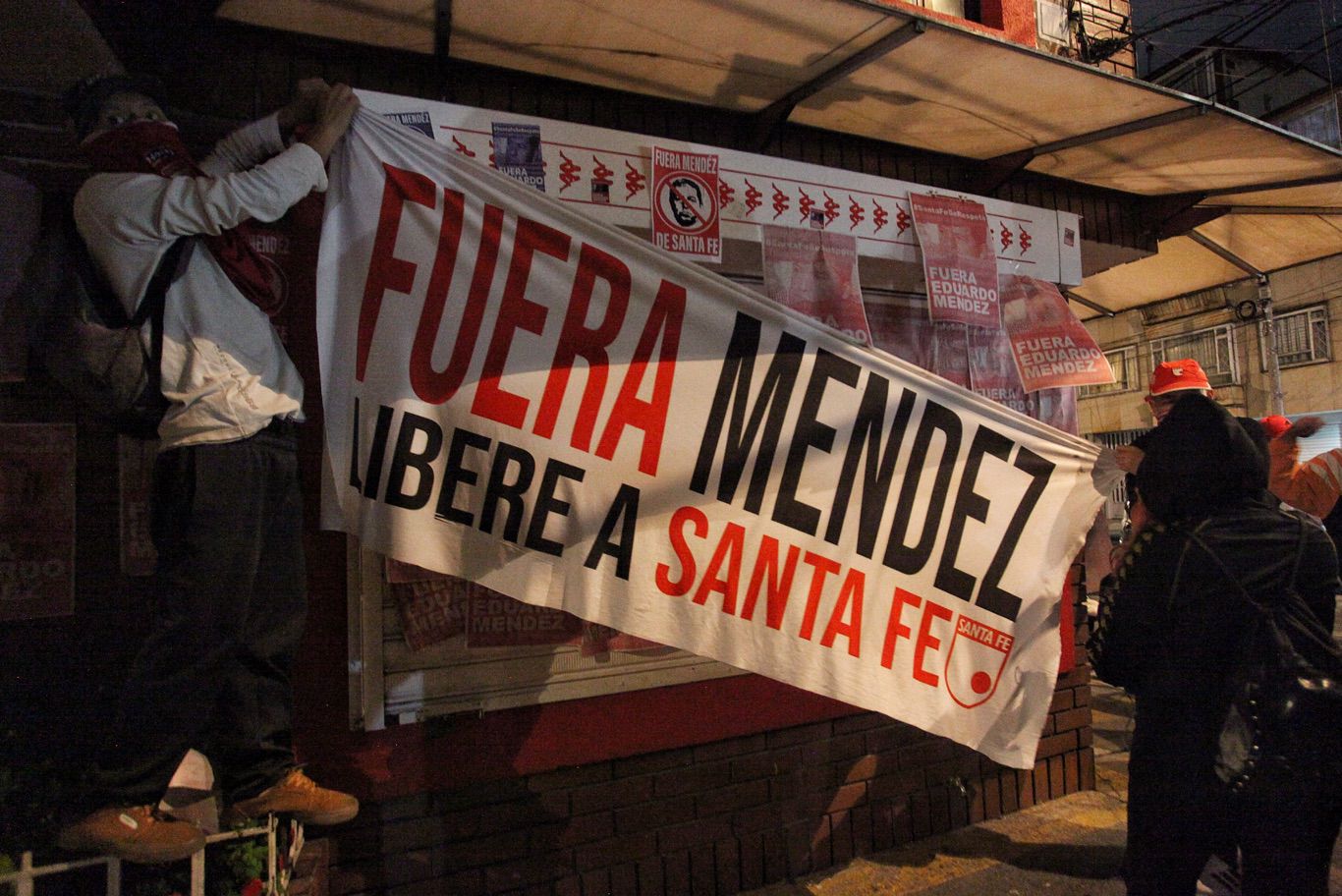 Protesta hinchas de Independiente Santa Fe en sede administrativa