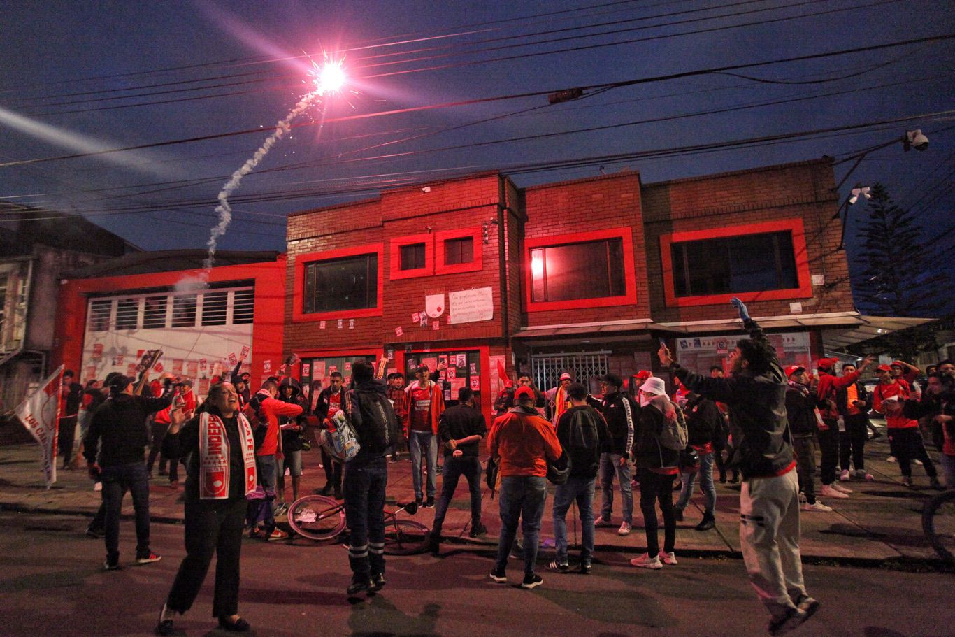 Protesta hinchas de Independiente Santa Fe en sede administrativa