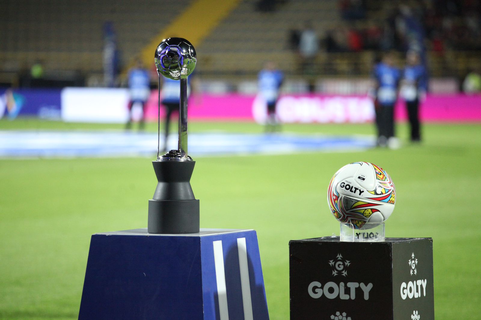 Copa y balón del Torneo BetPlay