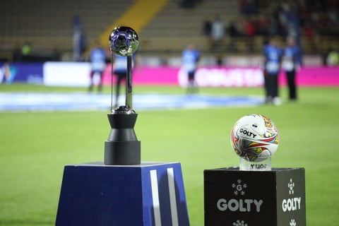 Copa y balón del Torneo BetPlay