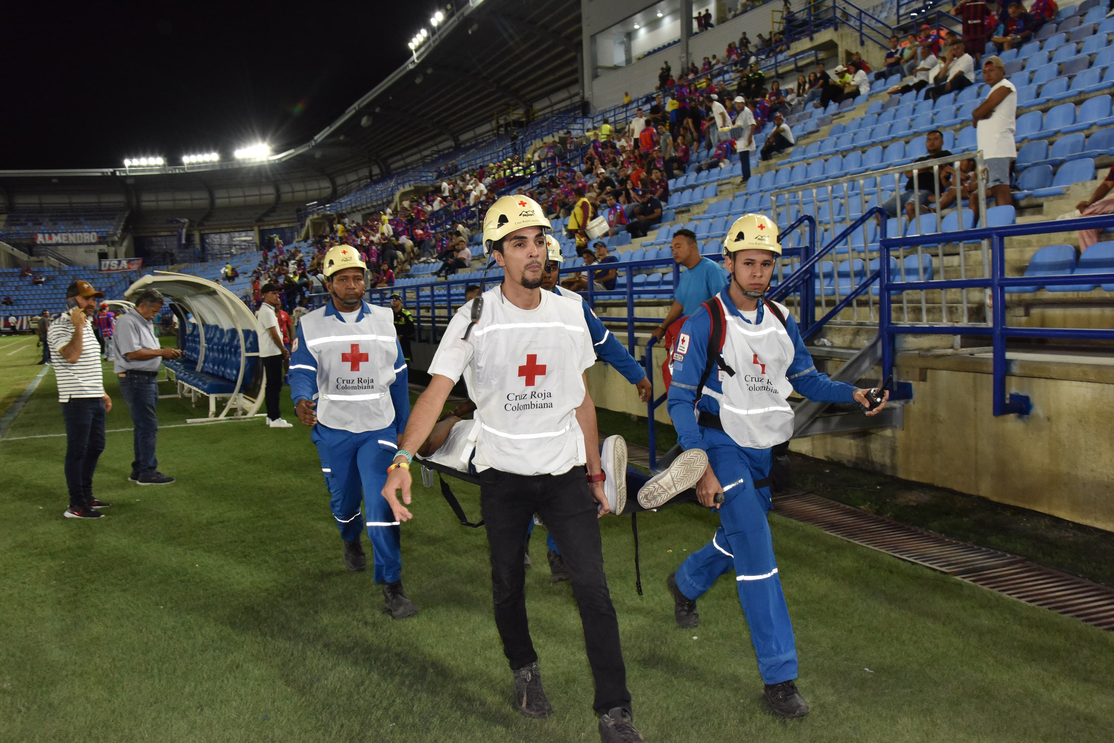 Iván Arboleda siendo trasladado en camilla tras el ataque al bus de Millonarios.