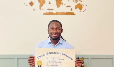 Yimmi Chará con diploma de la universidad