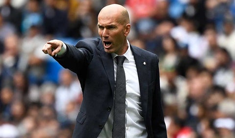 Zinedine Zidane dirigiendo el partido ante Betis con el Real Madrid.